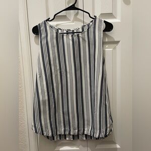 Cotton Sleeveless Top - Blue and White. Side buttons.

PTP 22”

Cute
Cotton